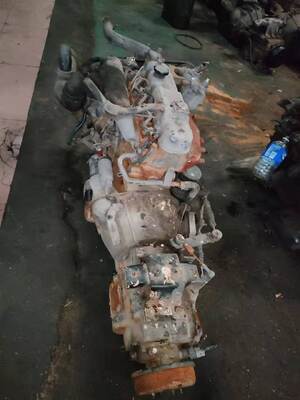 قطع غيار الشاحنات اليابانية المستخدمة محرك مع ناقل نقل حالة جيدة لـ ISUZU PICK UP/NKR 4JB1 4JB1T للبيع قطع غيار Isuzu المستخدمة